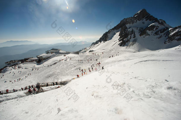 中国丽江附近的玉龙雪山。