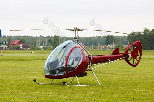 草地上的小型私人直升机