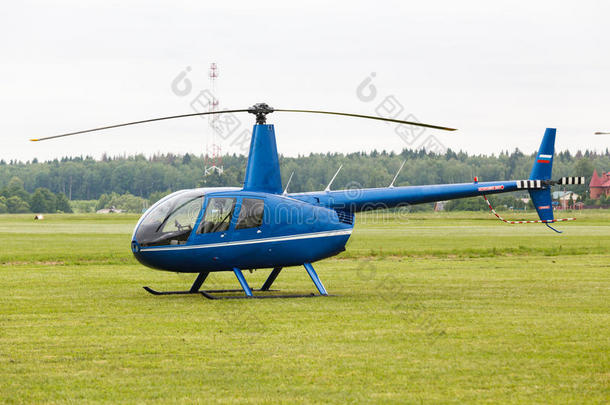 草地上的小型私人直升机