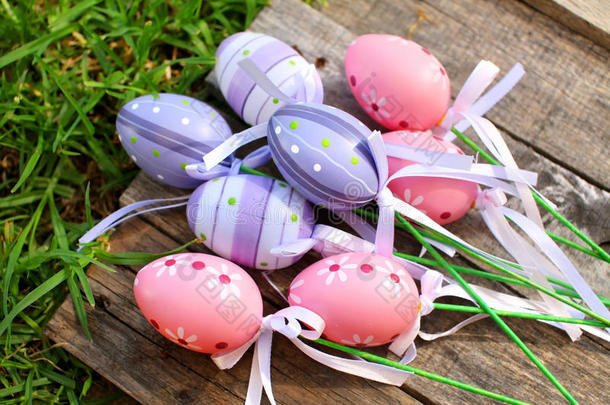 草上的粉色和紫色塑料复活节彩蛋