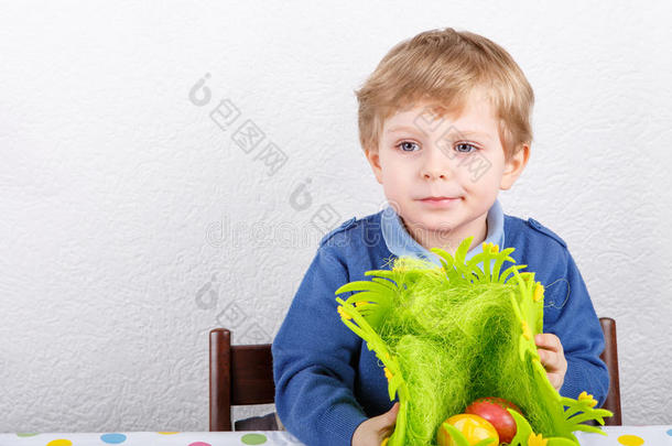 小男孩对<strong>自己做</strong>的复活节彩蛋很高兴