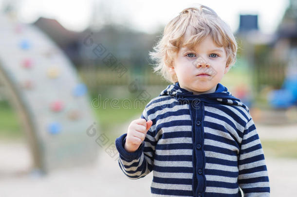 幼儿在户外游乐场玩耍的照片