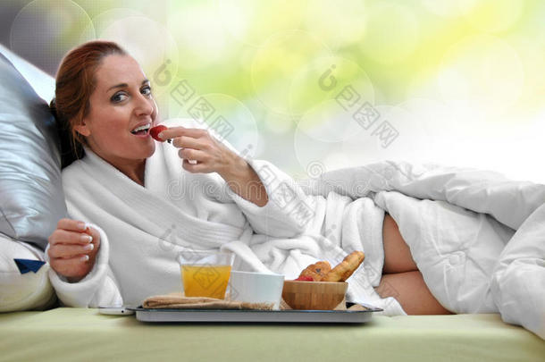 女人在床上吃早餐