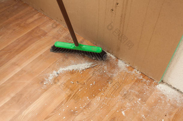 用刷子清理地板上的碎片