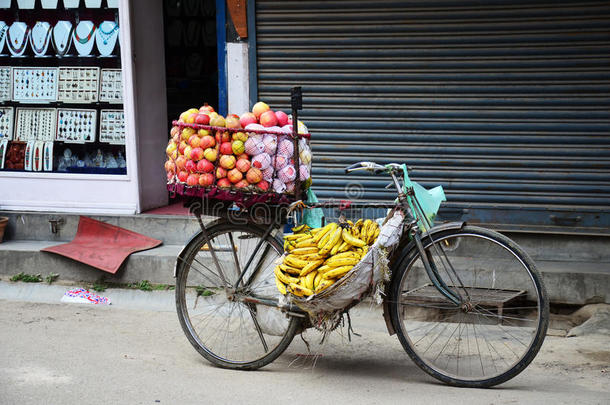 尼泊尔的自行车水果店或蔬菜杂货店