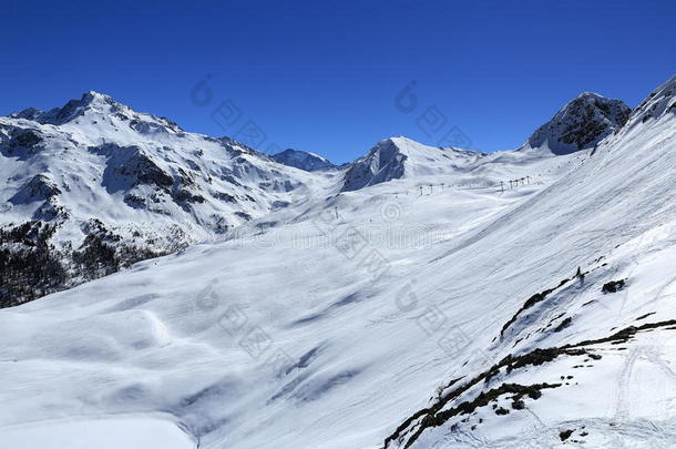 法国拉普拉涅滑雪胜地的冬季风景