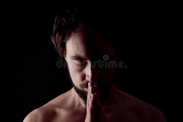 一个祈祷的胡子男人的<strong>低调</strong>形象