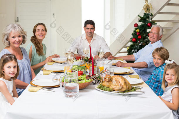 一家人一起吃<strong>圣诞大餐</strong>