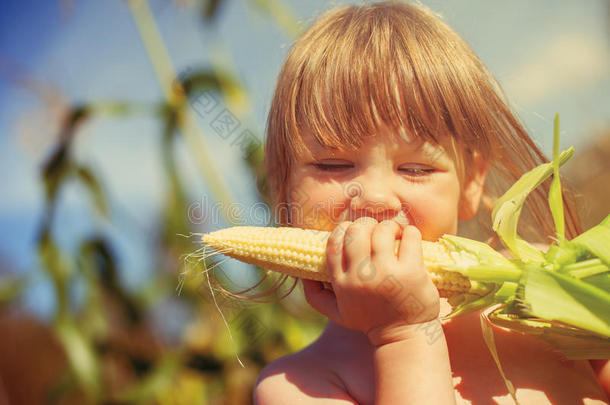吃玉米的小女孩