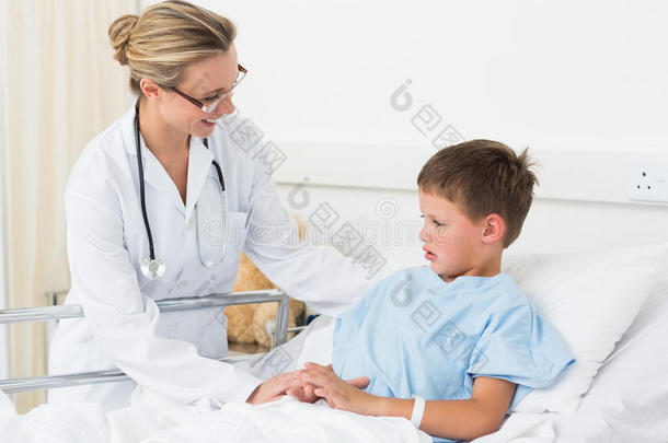 医生在医院检查生病的男孩