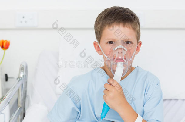病床上戴氧气面罩的男孩