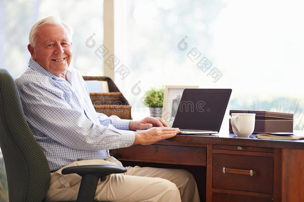 老人在家里用笔记本电脑