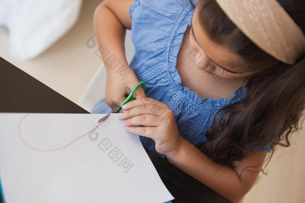 一个女孩剪纸的高角度特写