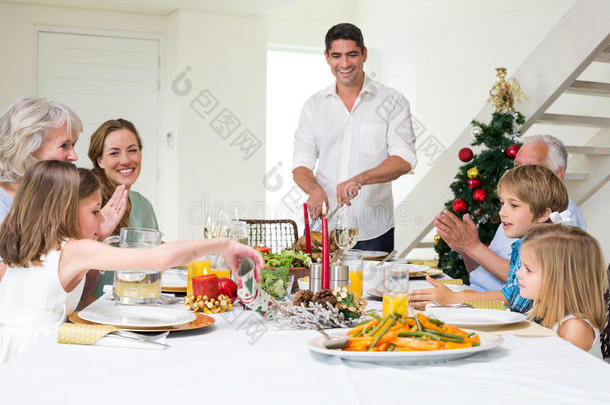 一家人在餐桌上享用圣诞大餐
