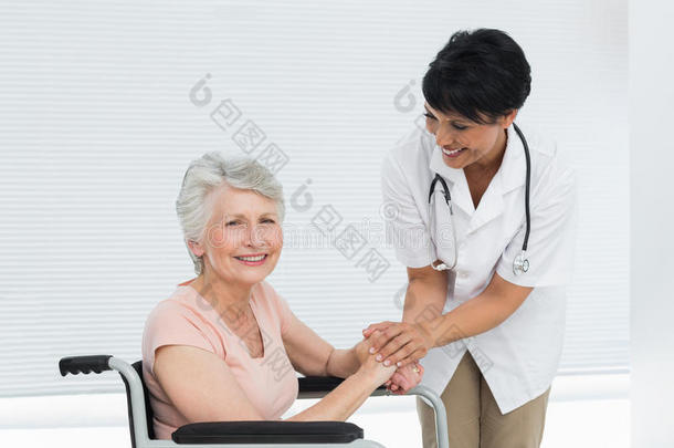 医生和一位坐在轮椅上的老年病人交谈