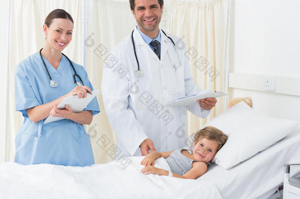 医院病房里有个生病女孩的医生