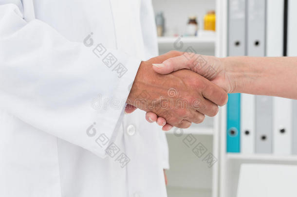 医生和病人握手的中间部分