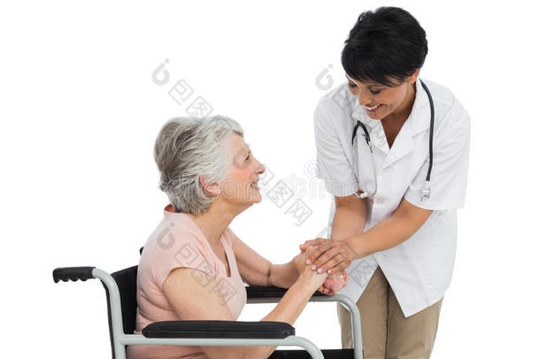 女医生在轮椅上和一位老年病人交谈