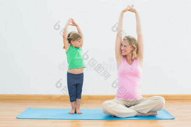 怀孕微笑母女一起练瑜伽