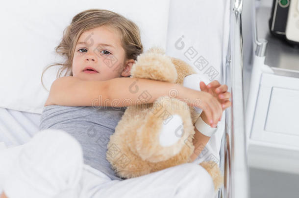 病床上拥抱泰迪熊的可<strong>爱女</strong>孩