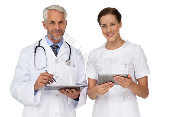 有数码平板电脑的男女医生