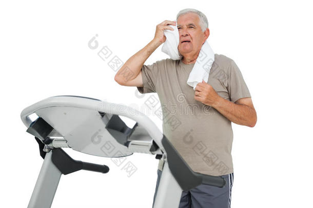 疲惫的老人在跑步机上跑步