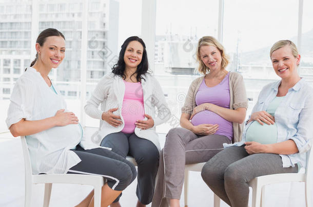 孕妇在<strong>产前</strong>课上坐在一起微笑