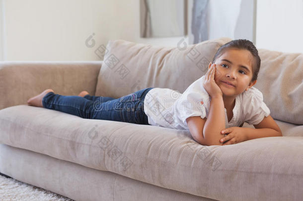 躺在沙发上放松的年轻女孩