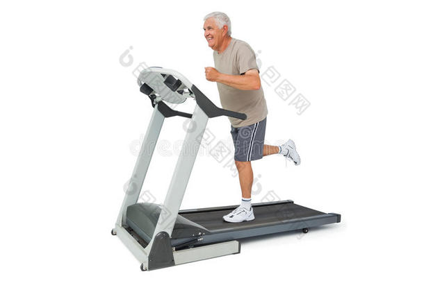 一个老人在跑步机上跑步的全长