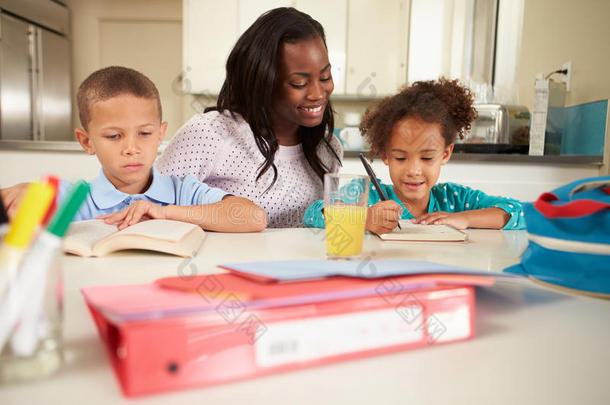 妈妈在餐桌上帮助孩子们做作业