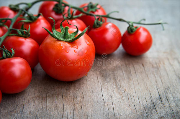 新鲜的红色西红柿放在木制桌面背景上