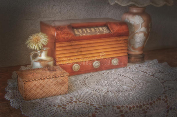 老式收音机和台灯