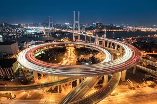 晚上的上海南浦大桥