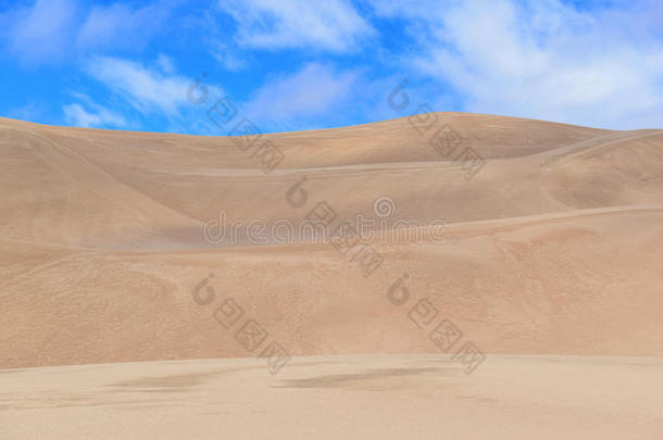 起伏的沙丘和蓝天