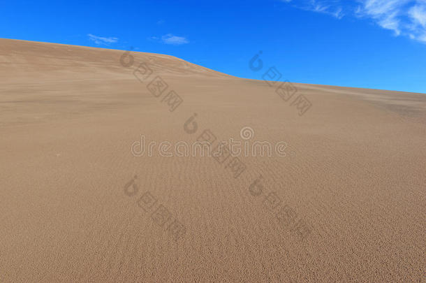起伏的沙丘和蓝天