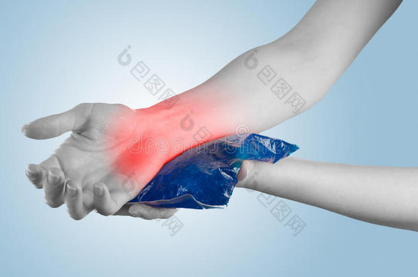 冰凉的凝胶包在肿胀的手腕上。
