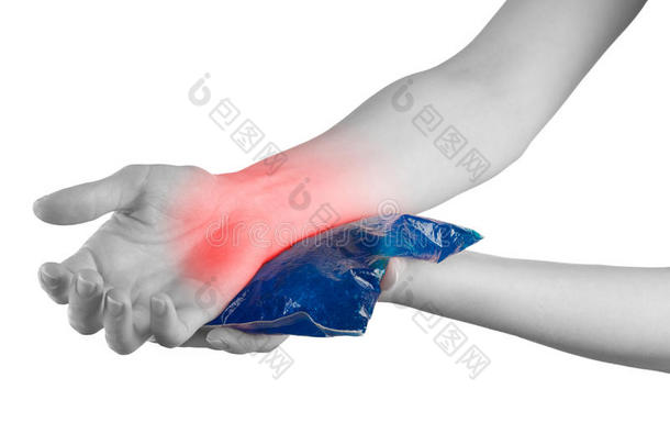 冰凉的凝胶包在肿胀的手腕上。
