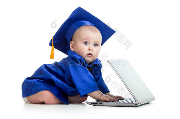 穿着院士服的宝宝用笔记本电脑