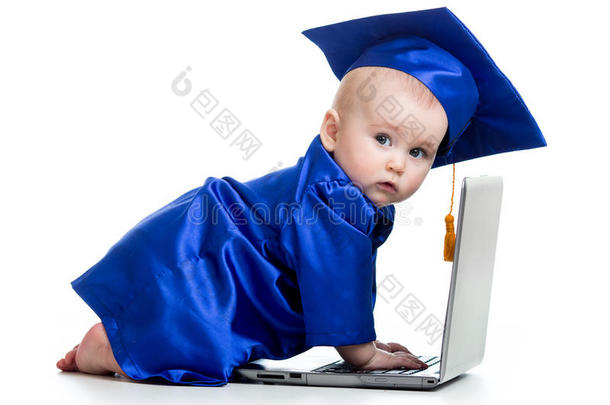 穿着<strong>院士</strong>服的搞笑宝宝用笔记本电脑