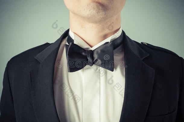一个戴着领结和燕尾服的年轻人