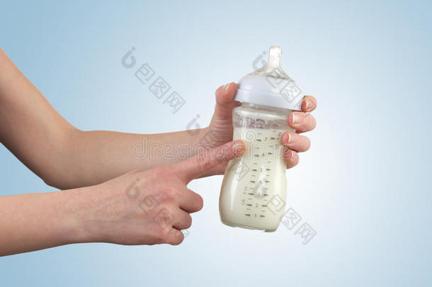 妇女手中的奶粉瓶。