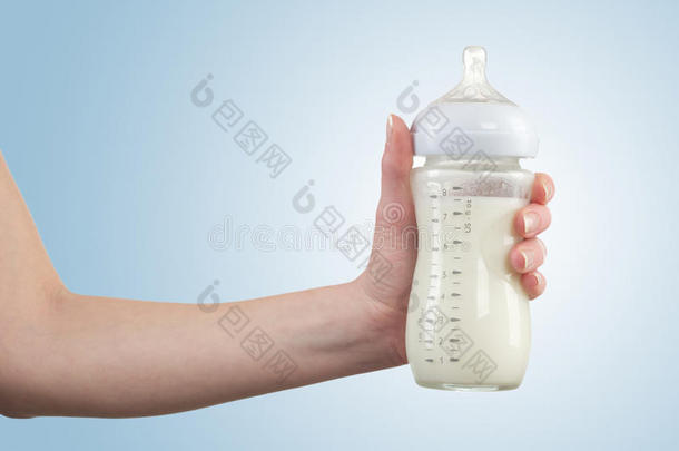 妇女手中的<strong>奶粉</strong>瓶。