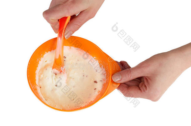 婴儿用汤匙和碗里的奶粉。
