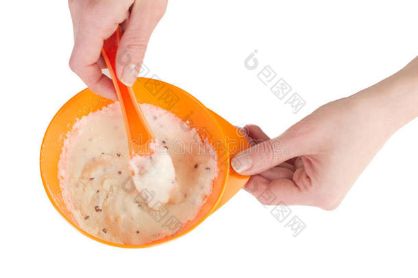 婴儿用汤匙和碗里的奶粉。