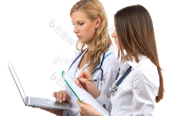 两位女医生和护士研究室拿着笔记本电脑