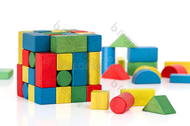 玩具方块拼图方块，拼图红宝石块在白色