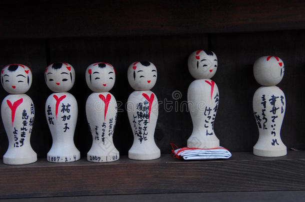 神社里的kokeshi<strong>玩偶</strong>