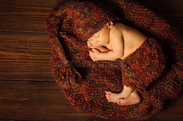 婴儿新生儿画像，戴毛线帽睡觉的孩子