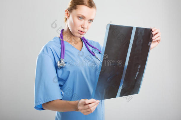 护士<strong>一直在</strong>研究x光片