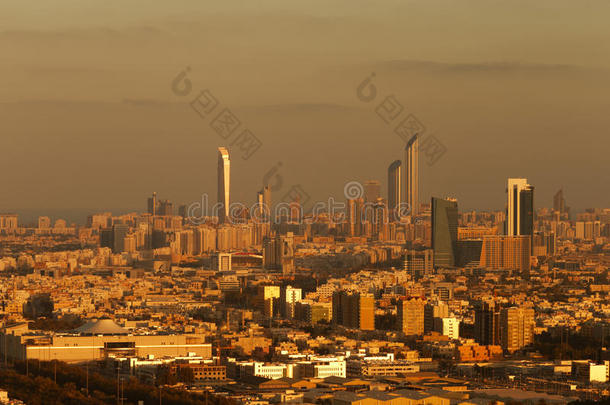 黎明时分，阿联酋阿布扎比的天际景色，科尼什和世界贸易中心